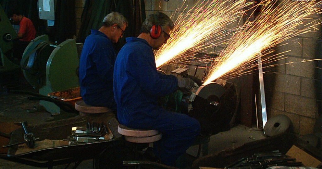 Riesgos químicos en el tratamiento y acabado superficial de metales